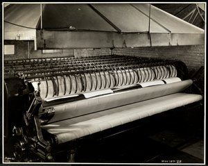 1929年ニューヨーク、イーストハーレム、111 East 128th Streetのキャロリンランドリーにある「マングル」マシンの拡大図（銀ゼラチンプリント） 作： Byron Company